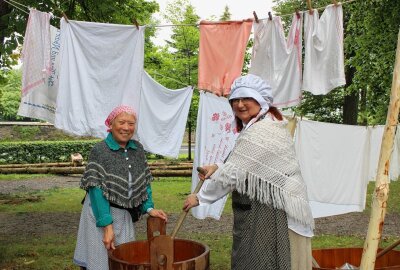 In Marienberg ging zur 500-Jahr-Feier ordentlich die Post ab - Diese Damen zeigen anhand von Utensilien aus Uromas Tage, wie die Wäsche einst wieder sauber wurde. Foto: Jana Kretzschmann