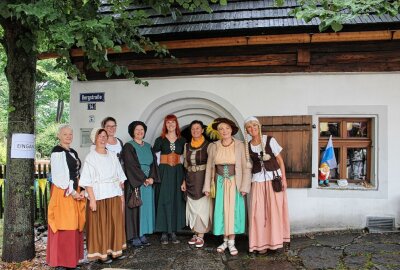 In Marienberg ging zur 500-Jahr-Feier ordentlich die Post ab - Herzlich Willkommen waren alle Gäste auch im Lindenhäuschen. Die Damen in historischer Kleidung kümmerten sich bestens. Foto: Jana Kretzschmann
