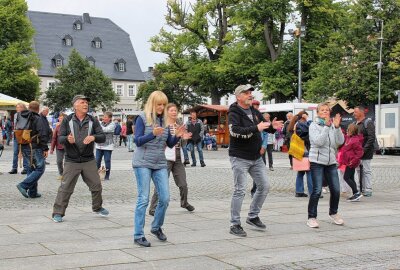 In Marienberg ging zur 500-Jahr-Feier ordentlich die Post ab - Ganz spontan wurde mitgetanzt. Foto: Jana Kretzschmann