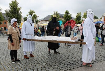 In Marienberg ging zur 500-Jahr-Feier ordentlich die Post ab - Auch auf Pandemien - einst die Pest - heute Corona - wurde aufmerksam gemacht. Foto: Jana Kretzschmann