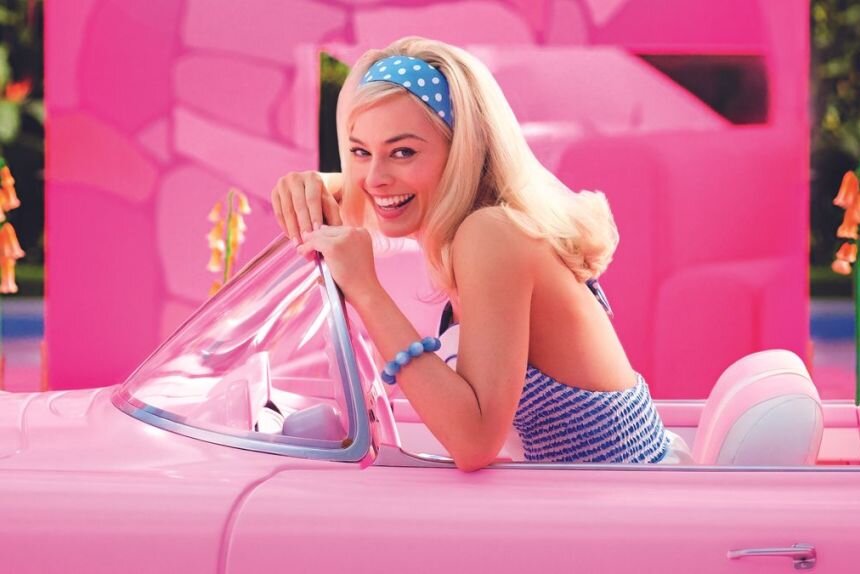 In Pink gegen das Patriarchat - Barbie (Margot Robbie) lebt ein perfektes Leben - bis sie eines Tages beginnt, über den Tod nachzudenken.