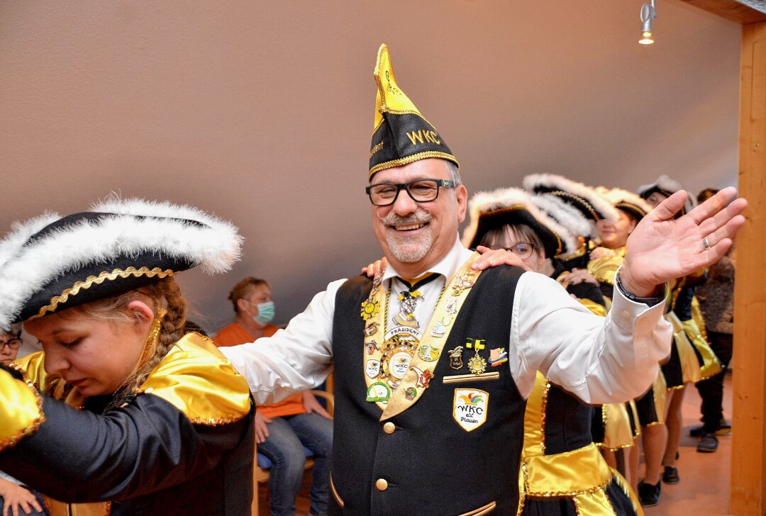 In Plauen sind die Narren los! - WKC-Präsident Uwe Apel und sein Gefolge sind derzeit im Partymodus. Foto: Karsten Repert