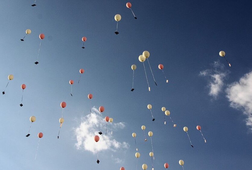Am 9. September zum Händlerherbst sollen wieder jede Menge Luftballons vorm Rathaus in den Himmel fliegen. Foto: Andrea Funke