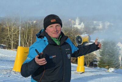 In Skiarena bei Eibenstock wird Schnee produziert - Stefan Uhlmann vom Team der Skiarena.Foto: Ralf Wendland