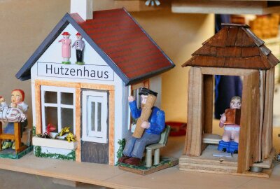 In Weißbach entsteht ein Weihnachtsberg ganz besonderer Art - Zum Hutzenhaus gehört auch eine (besetzte) Klohütte. Foto: Andreas Bauer