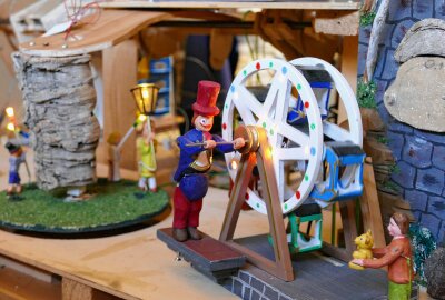 In Weißbach entsteht ein Weihnachtsberg ganz besonderer Art - Ein Mädchen würde gern noch ihren Teddy ins kleine Riesenrad setzen. Foto: Andreas Bauer
