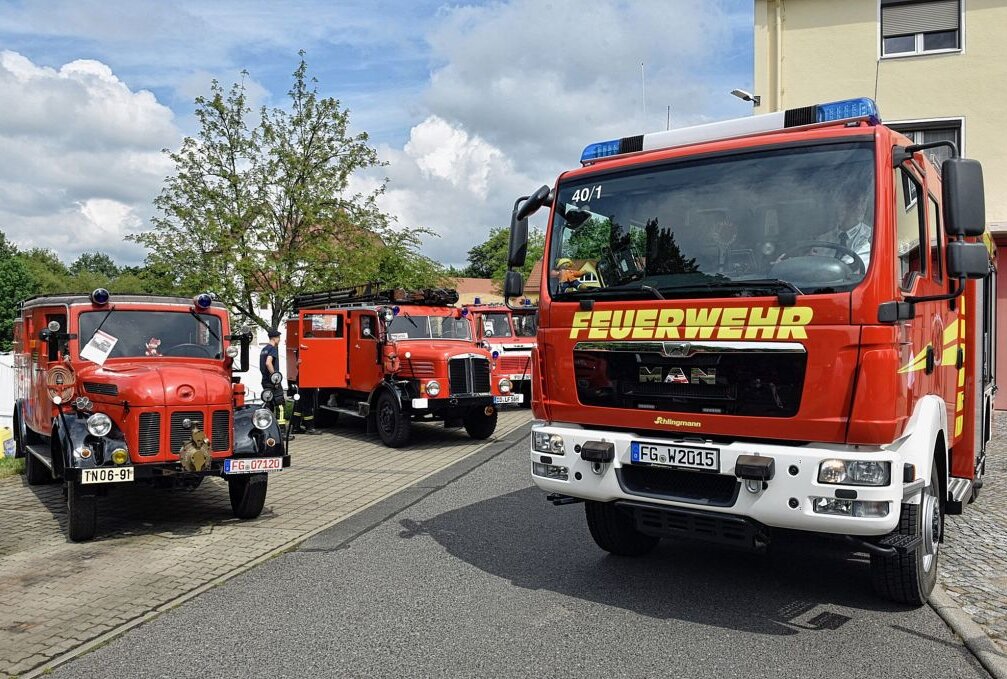 In Weißenborn wird das Jubiläum 150 + 1 gefeiert - In Weißenborn wurde 150 Jahre Feuerwehr gefeiert. Eine umfangreiche Techikschau zeigte die Fahrzeuge und Rettungsmittel der Rettungstruppe. Foto: Christof Heyden