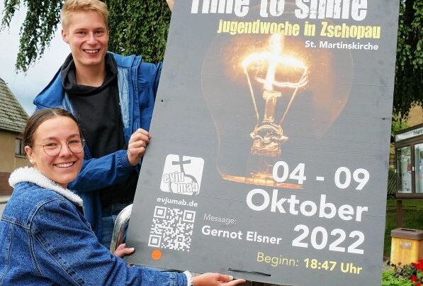 In Zschopau ist bald "Time to shine" - Claudia Lein und Johann Mende haben vielerorts Plakate aufgehängt.Foto: Andreas Bauer