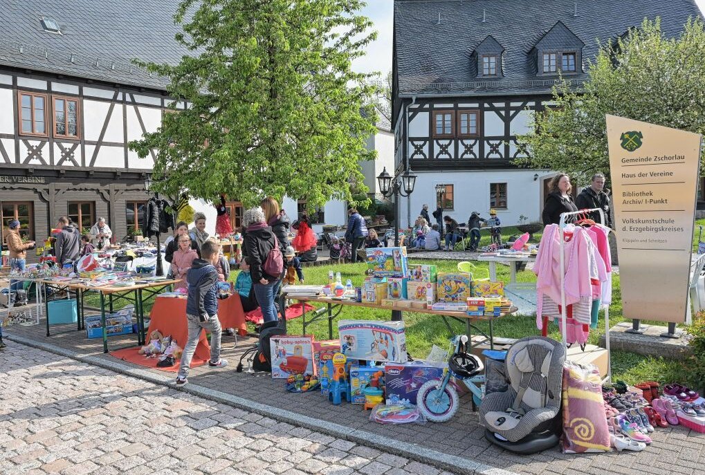 In Zschorlau ist getrödelt worden - Rund um das Haus der Vereine in Zschorlau hat ein Flohmarkt stattgefunden. Foto: Ralf Wendland