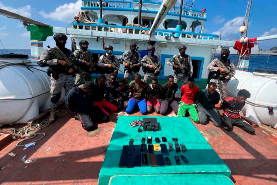 Indien befreit von somalischen Piraten gekapertes Schiff - Die indische Marine hat offenbar die Besatzung eines Frachtschiffs aus der Hand von somalischen Piraten befreit.