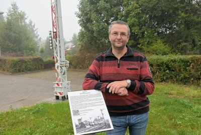 Info-Tafel am historischen Bahnsignal in Zwönitz angebracht - Jens Hanisch findet es wichtig, dass eine Informationstafel am Bahnsignal aufgestellt worden ist. Foto: Ralf Wendland