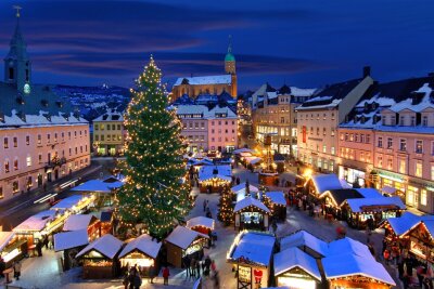 Weihnachtsmarkt in Annaberg-Buchholz gebrannte mandeln pyramide weihnachtsbaum geschenke tradition sachsen