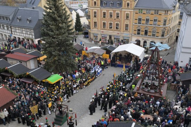 Infos und Öffnungszeiten zu den Weihnachtsmärkten im Erzgebirge - Auch die Stollberger lieben ihren Weihnachtsmarkt.