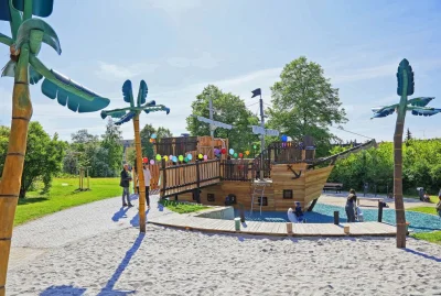 Inklusiver Spielplatz: Es darf in See gestochen werden - Spielplatzeröffnung in Zwickau. Das Piratenschiff sticht in See.  Foto:/Ralph Koehler/propicture