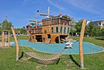 Inklusiver Spielplatz: Es darf in See gestochen werden - Spielplatzeröffnung in Zwickau. Das Piratenschiff sticht in See.  Foto:/Ralph Koehler/propicture