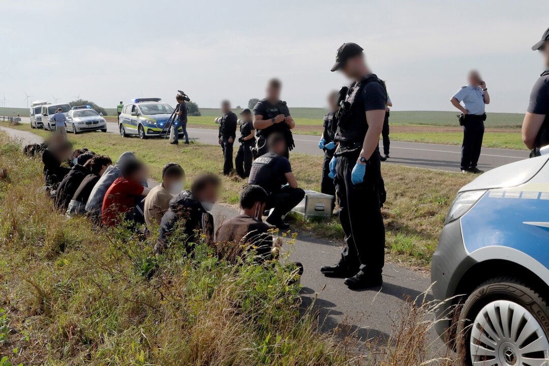 Innenministerin: Seit Oktober gut 700 Schleuser festgenommen - Eine Gruppe von 18 Männern und einer Frau, nach eigenen Angaben aus Syrien, wird nach einem Bürgerhinweis von der Bundespolizei in der Nähe der polnischen Grenze aufgegriffen.