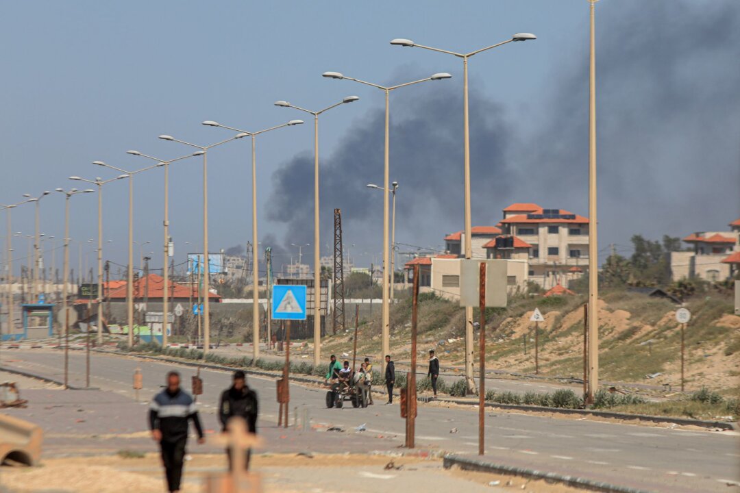 Innenministerium sagt Aufnahme von 147 Menschen aus Gaza zu - Palästinenser fliehen vor israelischen Luftangriffen aus Gaza-Stadt.
