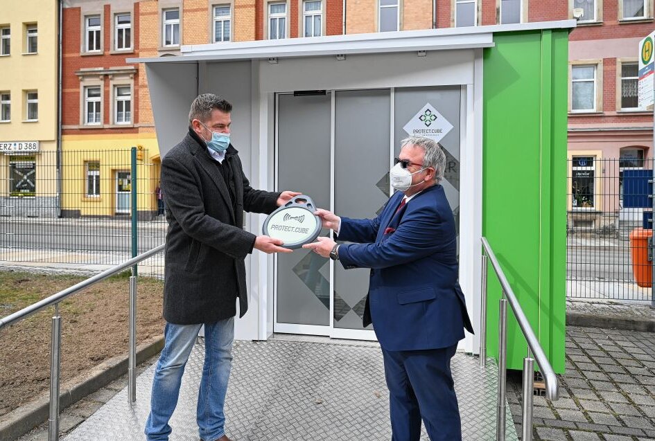 Dr. Jan Wabst, Geschäftsführer der SEIWO Technik GmbH (li.) hat heute den Schlüssel für den "Protect.Cube" an Landrat Frank Vogel übergeben. Foto: Ralf Wendland