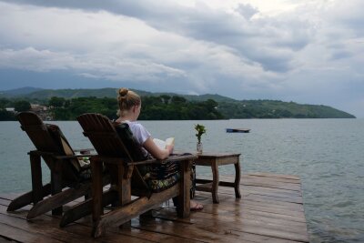 Ins "warme Herz Afrikas": Fünf Gründe für eine Malawi-Reise - So lässt es sich aushalten: auf einem Liegestuhl in der Nkhata Bay am Lake Malawi.