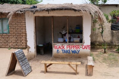 Ins "warme Herz Afrikas": Fünf Gründe für eine Malawi-Reise - "Black Pepper Café": Hier bereitet Koch Sungeni vegetarisches Curry, Frühlingsrollen oder Karottenkuchen zu.