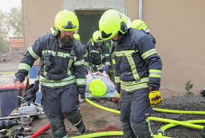 Inszenierter Lagerhallenbrand in Euba - Die Feuerwehr startet eine Einsatzübung in Euba. Die Lagerhalle stand in dichtem Qualm und Personen wurden verletzt.Foto: ChemPic