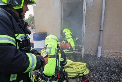 Inszenierter Lagerhallenbrand in Euba - Die Feuerwehr startet eine Einsatzübung in Euba. Die Lagerhalle stand in dichtem Qualm und Personen wurden verletzt.Foto: ChemPic