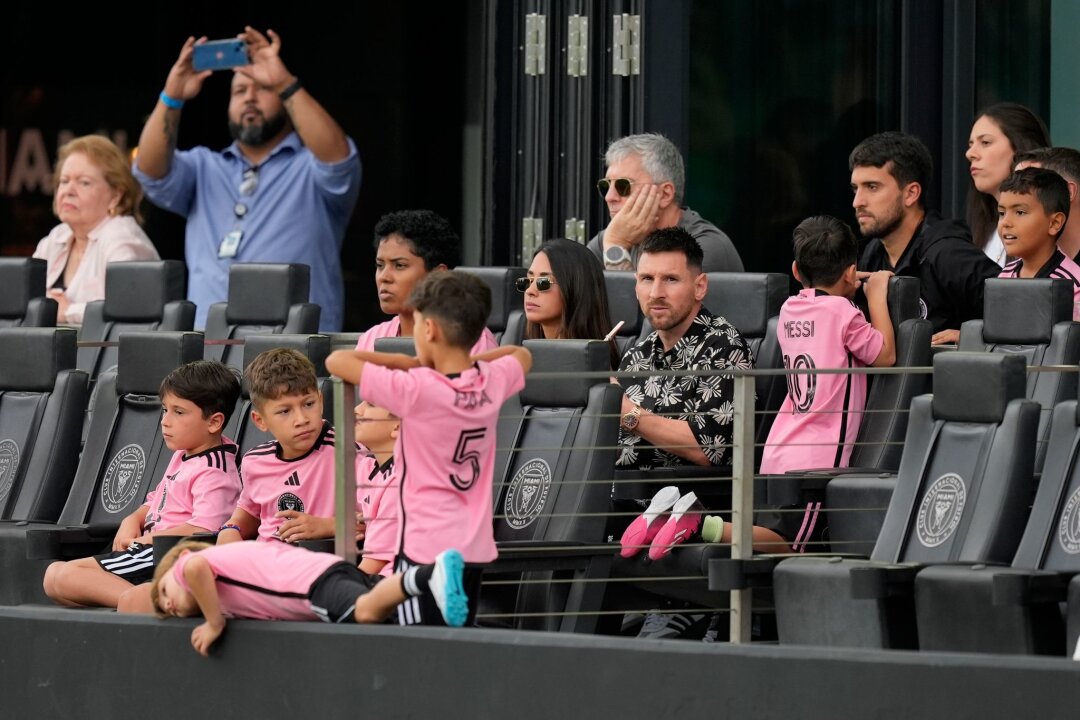 Inter Miami gewinnt ohne Messi dank Suárez-Doppelpack - Pause wegen einer Muskelverletzung: Lionel Messi schaut mit seiner Familie beim MLS-Spiel seiner Mannschaft zu.