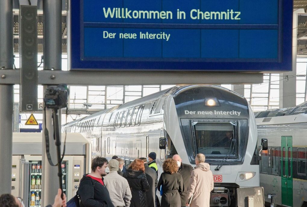 Für die Bahnverbindung zwischen Chemnitz und Warnemünde rollen ab dem 12. Juni je zwei Züge der vierteiligen Doppelstock-Intercitys täglich in beide Richtungen.  Foto: Rico Hinkel