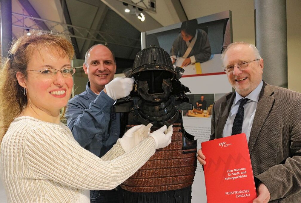 Interessante Einblicke in die Vergangenheit - Alexandra Hortenbach, Daniel Jakob und Dr. Michael Löffler freuen sich, solche Exponate wie die Samurai-Rüstung zu zeigen. Foto: L.Thiele