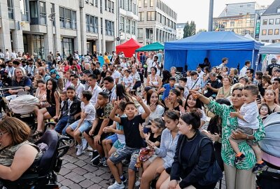 Interkulturelle Wochen in Chemnitz: "Wir sind Chemnitz" - Am 9. September verwandelte sich der Markt in Chemnitz in einen Schmelztiegel der Kulturen. Foto: Harry Härtel