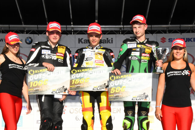 Lennox Lehmann (Bildmitte) und Lennard Göttlich (rechts daneben) vertraten den AMC Sachsenring nach dem ersten Rennen des ADAC Junior Cups gemeinsam auf dem Podest.