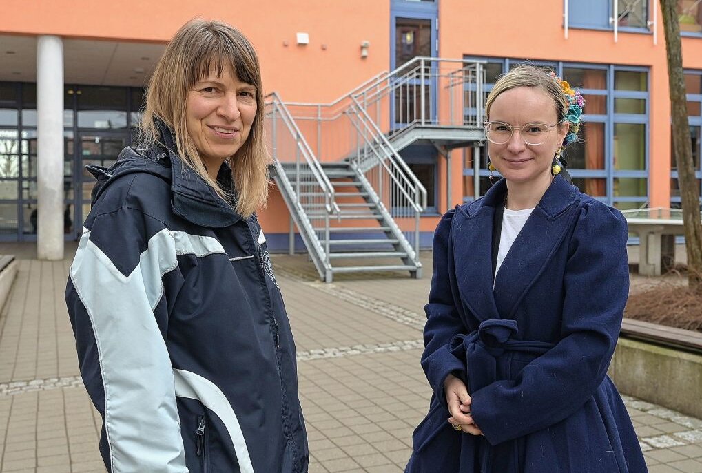 Die Internationale Oberschule Niederwürschnitz unterstützt Kriegsgeflüchtete - links Lehrerin Steffi Neubert und rechts Schulleiterin Jenny Geuthel. Foto: Ralf Wendland