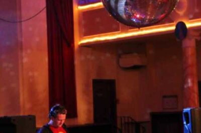 Internet-Disco wird zum großen Erfolg - Ein wenig einsam konnte sich der DJ im Tivoli schon vorkommen.