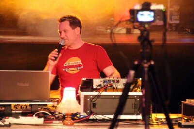Internet-Disco wird zum großen Erfolg - An den Pulten unschlagbar: DJ Fire Entertainment alias Michael Mokroß.