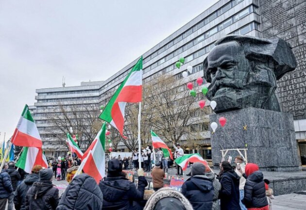Iran-Demonstration am Karl-Marx-Kopf in Chemnitz - Iran-Demonstration am Karl-Marx-Kopf in Chemnitz. Foto: Harry Härtel