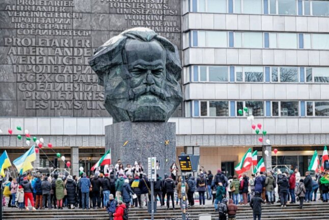 Iran-Demonstration am Karl-Marx-Kopf in Chemnitz - Iran-Demonstration am Karl-Marx-Kopf in Chemnitz. Foto: Harry Härtel