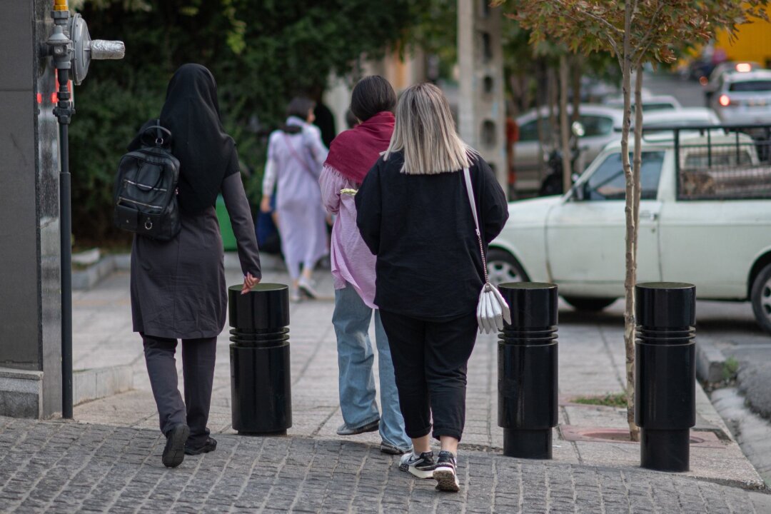 Iran verschärft Kontrollen gegen Kopftuchverstöße - Frauen mit und ohne Kopftuch sind in Teheran unterwegs.