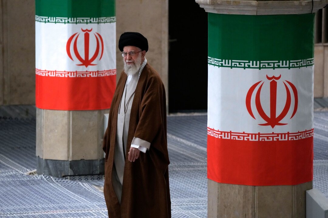 Iran: Zwischen Machtkampf und nationaler Versöhnung - Noch gilt er als der mächtigste Mann des Landes: Ajatollah Ali Chamenei, der Oberste Religionsführer im Iran.