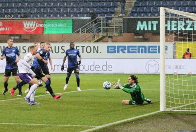 Irre Schlussphase: Veilchen verpassen ersten Sieg in 2022 - Hier klärt Paderborn Torwart Huth in letzter Sekunde vor dem heran stürmenden Ben Zolinski. Alexander Gerber