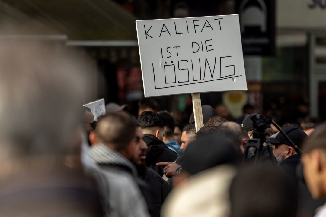 Islamisten-Demo: Bundestagsfraktionen für härtere Maßnahmen - Im Hamburger Stadtteil St. Georg protestierten am Samstag mehr als 1000 Menschen gegen eine angeblich islamfeindliche Politik und Medienkampagne in Deutschland.