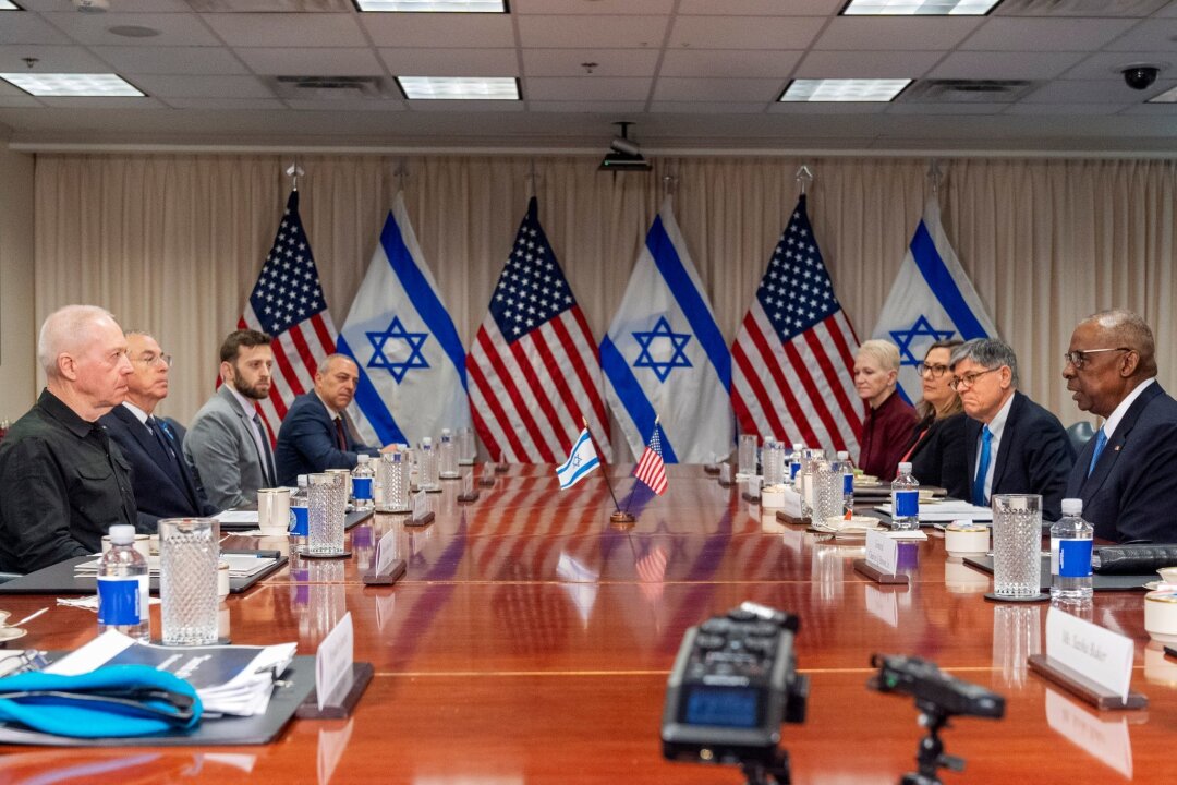 Israel auf Irans Vergeltungsschlag vorbereitet - "Ein direkter iranischer Angriff wird eine angemessene israelische Antwort gegen den Iran erfordern", sagte der israelische Verteidigungsminister Joav Galant (l) in einem Gespräch mit seinem US-Kollegen Lloyd Austin (r).