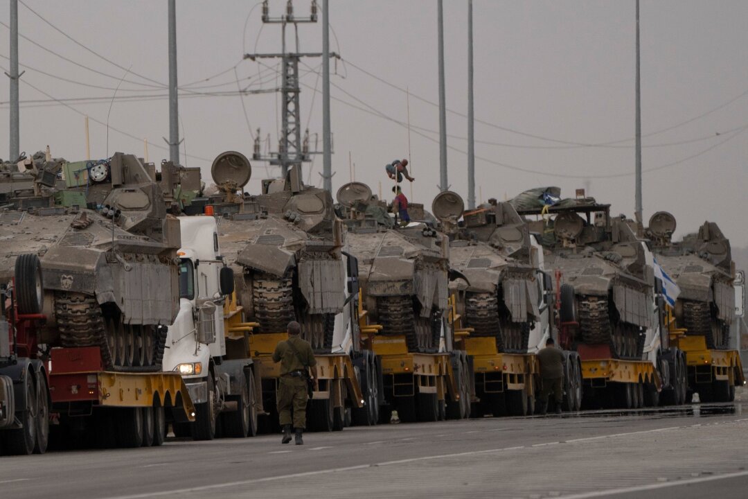 Israel erwägt vor Rafah-Angriff neuen Geisel-Deal - Israelische Panzer auf dem Weg zur Grenze: Israel hält eine Offensive in Rafah für unumgänglich, um die dort verbliebenen Bataillone der Hamas zu zerschlagen.