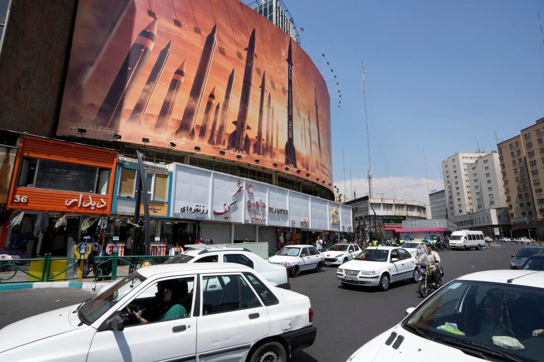 Israel plante offenbar größeren Angriff gegen Iran - Das Zentrum der iranischen Hauptstadt Teheran mit einem anti-israelischen Transparent.