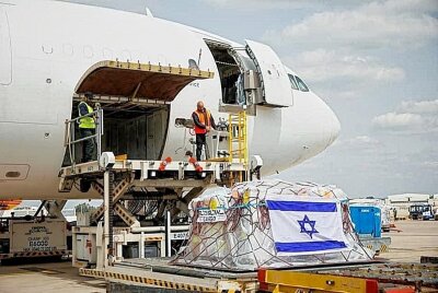 Israel unterstützt bei Einrichtung von Krankenhaus in Westukraine - 17 Tonnen Ausrüstung für die Einrichtung eines Krankenhauses wurden mit einem Frachtflugzeug nach Polen geflogen. Foto: Israel in Deutschland/Facebook