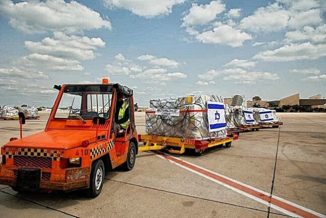 17 Tonnen Ausrüstung für die Einrichtung eines Krankenhauses wurden mit einem Frachtflugzeug nach Polen geflogen. Foto: Israel in Deutschland/Facebook