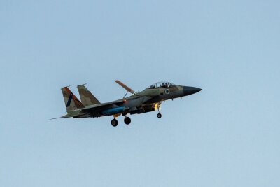 Israel wägt nach Irans Angriff Optionen ab - Ein F-15-Kampfflugzeug der israelischen Luftwaffe vor der Landung auf einem Luftwaffenstützpunkt in Zentralisrael.