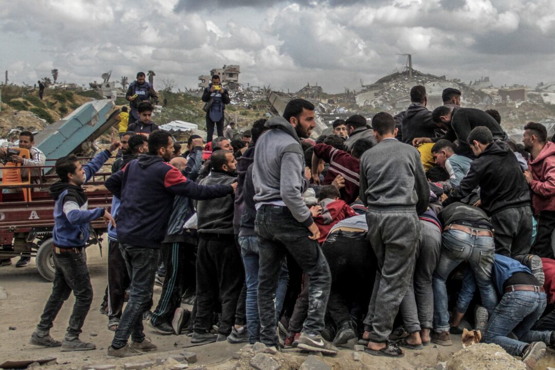 Israel: Westen fordert rasche Hilfe für Gaza ein - Menschen drängen sich um Pakete mit humanitärer Hilfe, die über dem nördlichen Gazastreifen abgeworfen wurden. Israel hat "sofortige Schritte" zur Erhöhung humanitärer Hilfe für die Zivilbevölkerung beschlossen.