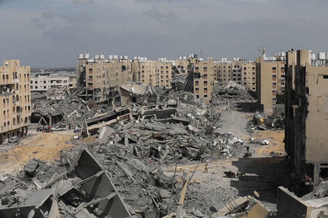 Israels Armee weiter im Schifa-Krankenhaus im Einsatz - Palästinenser inspizieren die Schäden an den zerstörten Gebäuden in Hamad City. Die USA und die EU erhöhen den Druck auf Israel. Der UN-Sicherheitsrat könnte erstmals eine dauerhafte Feuerpause fordern.