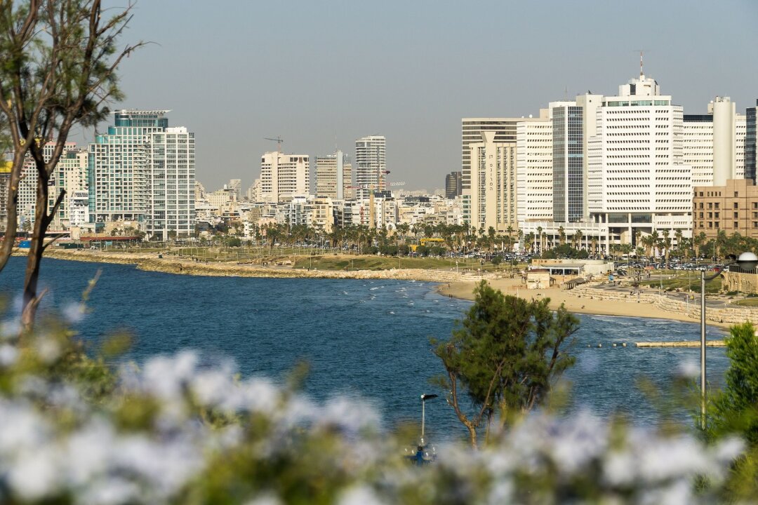 Israels Tourismusminister kritisiert Reisewarnung - Blick von Jaffa in Richtung Tel Aviv: Das Auswärtige Amt warnt weiterhin vor Reisen nach Israel und in die palästinensischen Gebiete.