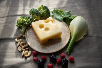 Ist Käse gesund oder nicht? - Emmentaler enthält mehr Kalzium als Beeren, Nüsse, Brokkoli, Spinat oder Fenchel.